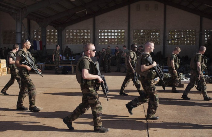 Lính bộ binh Pháp đang có mặt bên trong nhà chứa máy bay ở căn cứ không quân Mali - Bamako chuẩn bị được điều động đi làm nhiệm vụ (ảnh chụp ngày 14/1/13)